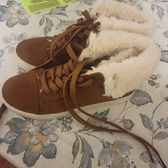 Shoes - Picture 4 of 7